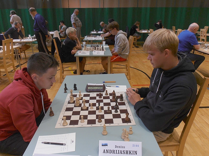 Reinis Valdats spēlē šahu Igaunijā