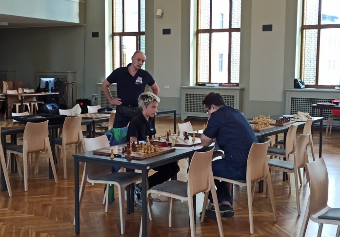 Miķelis Vingris un Jānis Bagātais spēlē šahu
